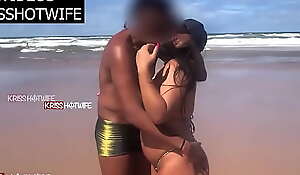 Kriss hotwife aos beijos e amassos na praia com realizador baiano