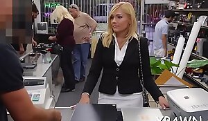 Amateur does a irrumation stimulation in the store and she humps